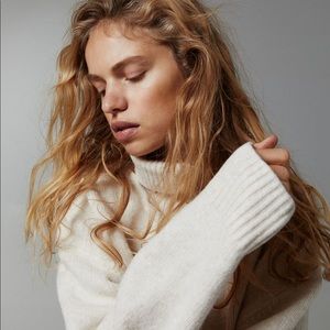 Cozy simplistic sweater, perfect for any occasion